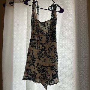 Honey & Sparkle white with blue flowers